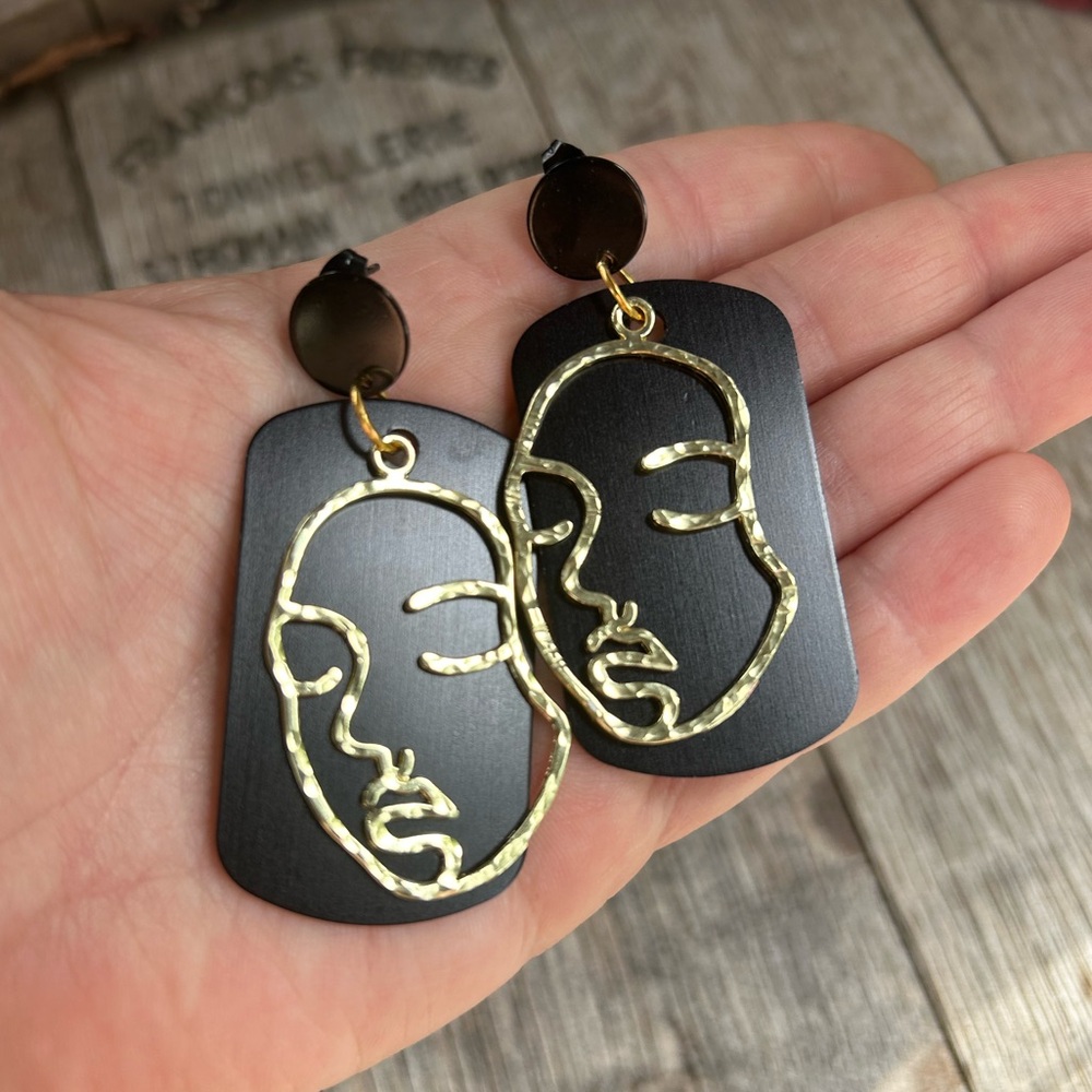 ✨NWT Gold Abstract Face Large Statement Dangle Earrings✨ - Picture 3 of 4